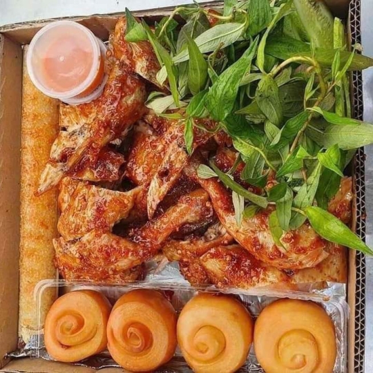 1 Gà 1 cơm 4 bánh bao